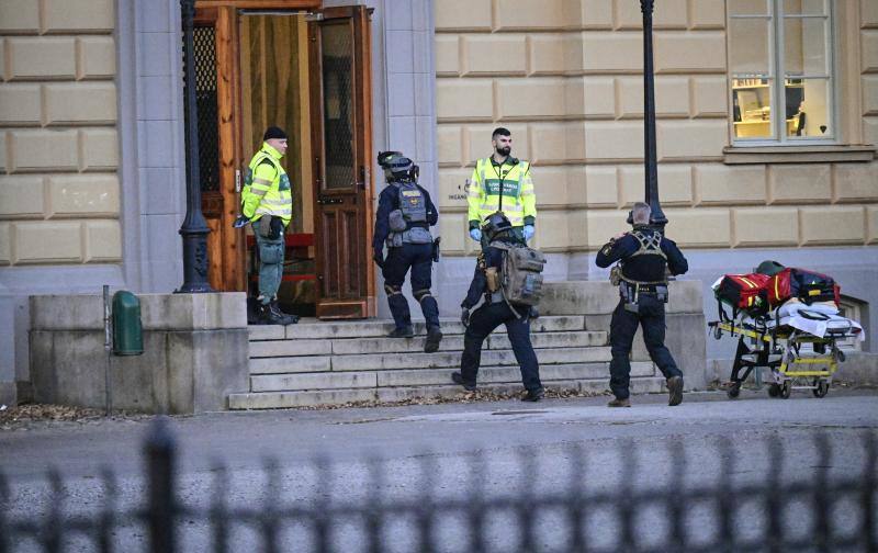 La policía entra para socorrer a los heridos.