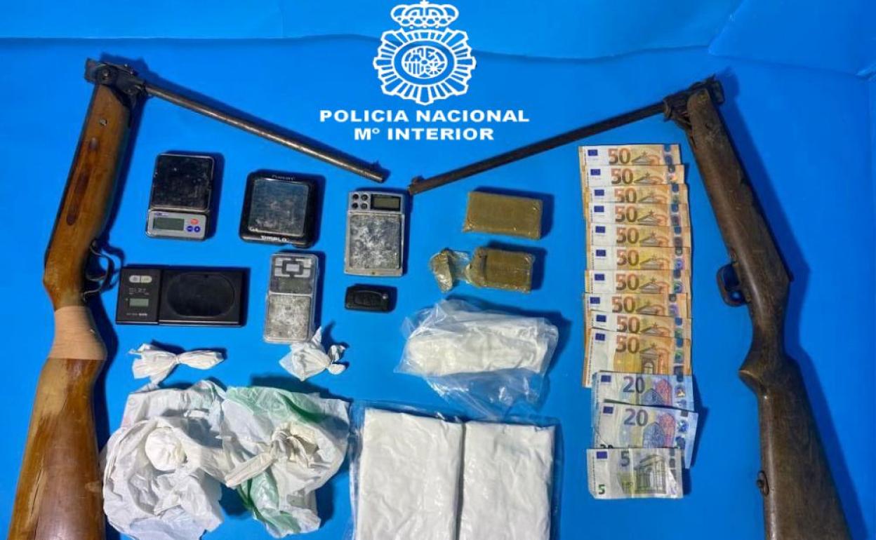 Los agentes han intervenido droga y dos escopetas de aire comprimido.