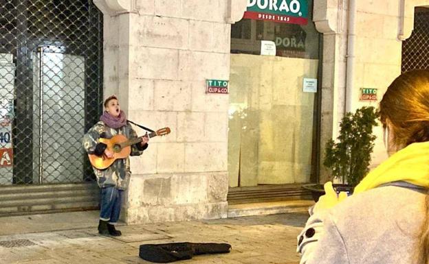 Lylo actuando en la calle de la Moneda en Burgos.