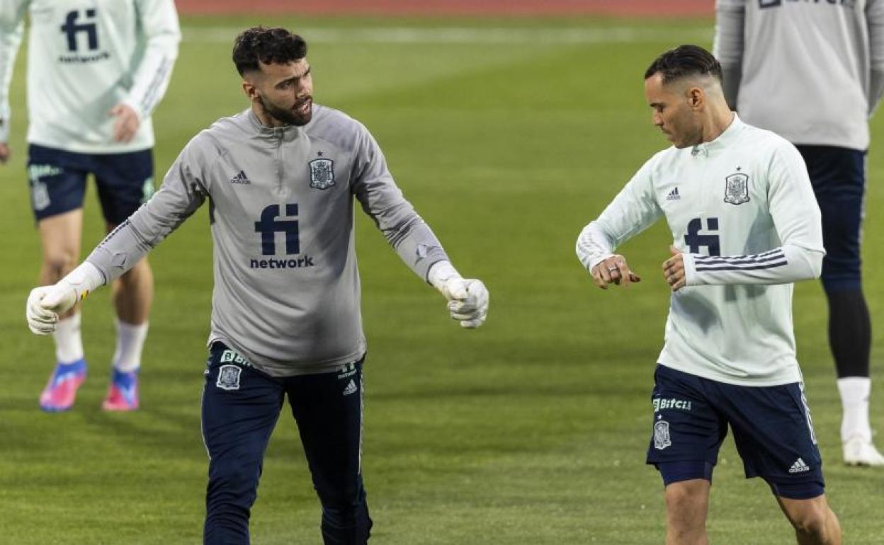 Raúl de Tomás (d), junto al portero David Raya en el entrenamiento del miércoles. 