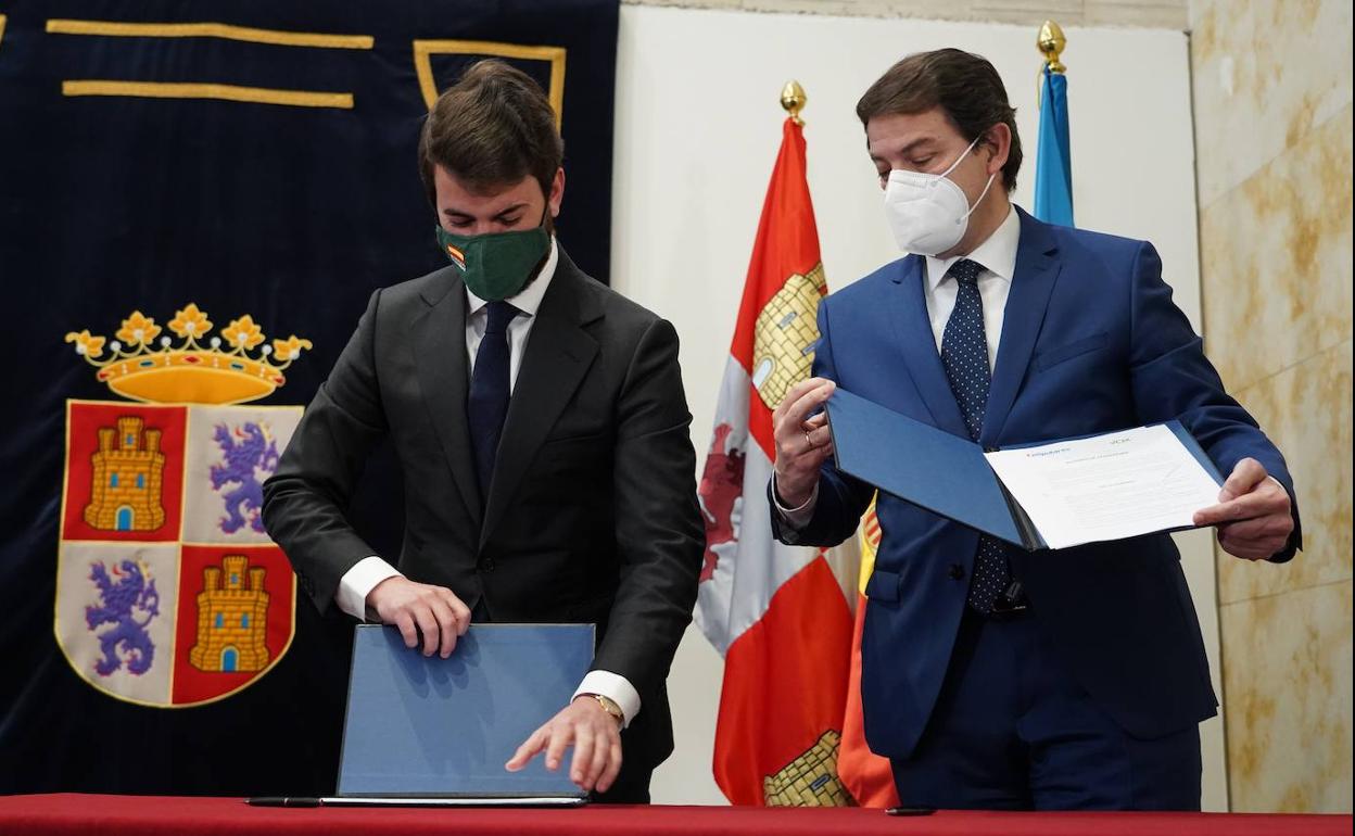 Juan García-Gallardo y Alfonso Fernández Mañueco, en la presentación de su acuerdo programático en las Cortes, el pasado 10 de marzo. 