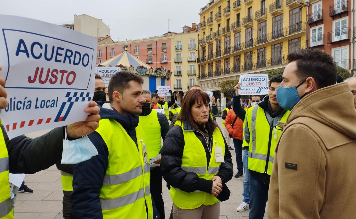 El alcalde, Daniel de la Rosa, se acercó a hablar con los sindicatos en la protesta del viernes.