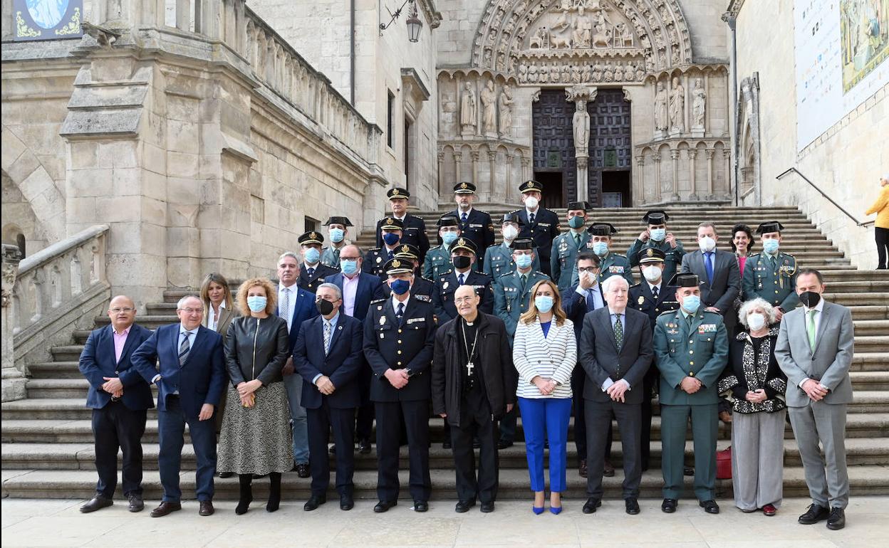 La delegada del Gobierno, Virginia Barcones, acompañada de distintas personalidades en su visita a la Catedral de Burgos