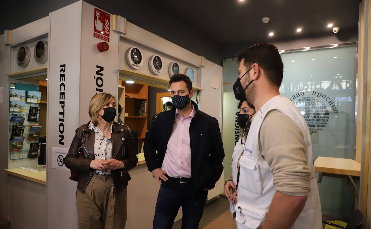 Los responsables de Accem conversan con el alcalde y la concejala en el albergue municipal de Burgos