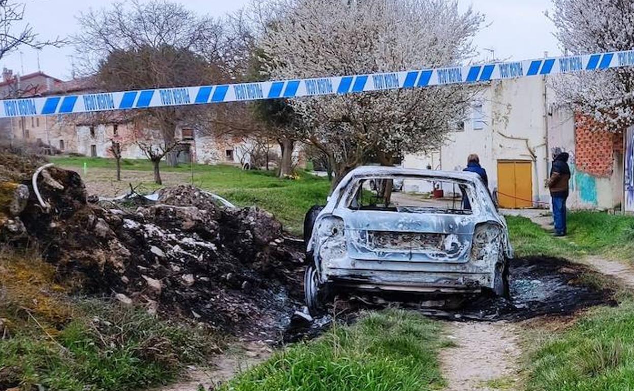 El coche calcinado agrupó a curiosos en la jornada del martes. 