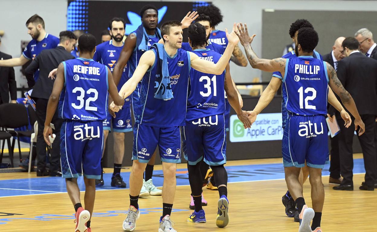 Los jugadores se felicitan tras la última victoria en casa ante el Zaragoza Casademont