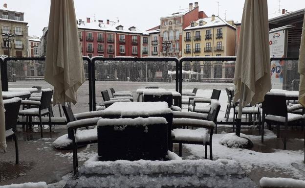 Imagen de una terraza nevada en el centro de Burgos en 2021.