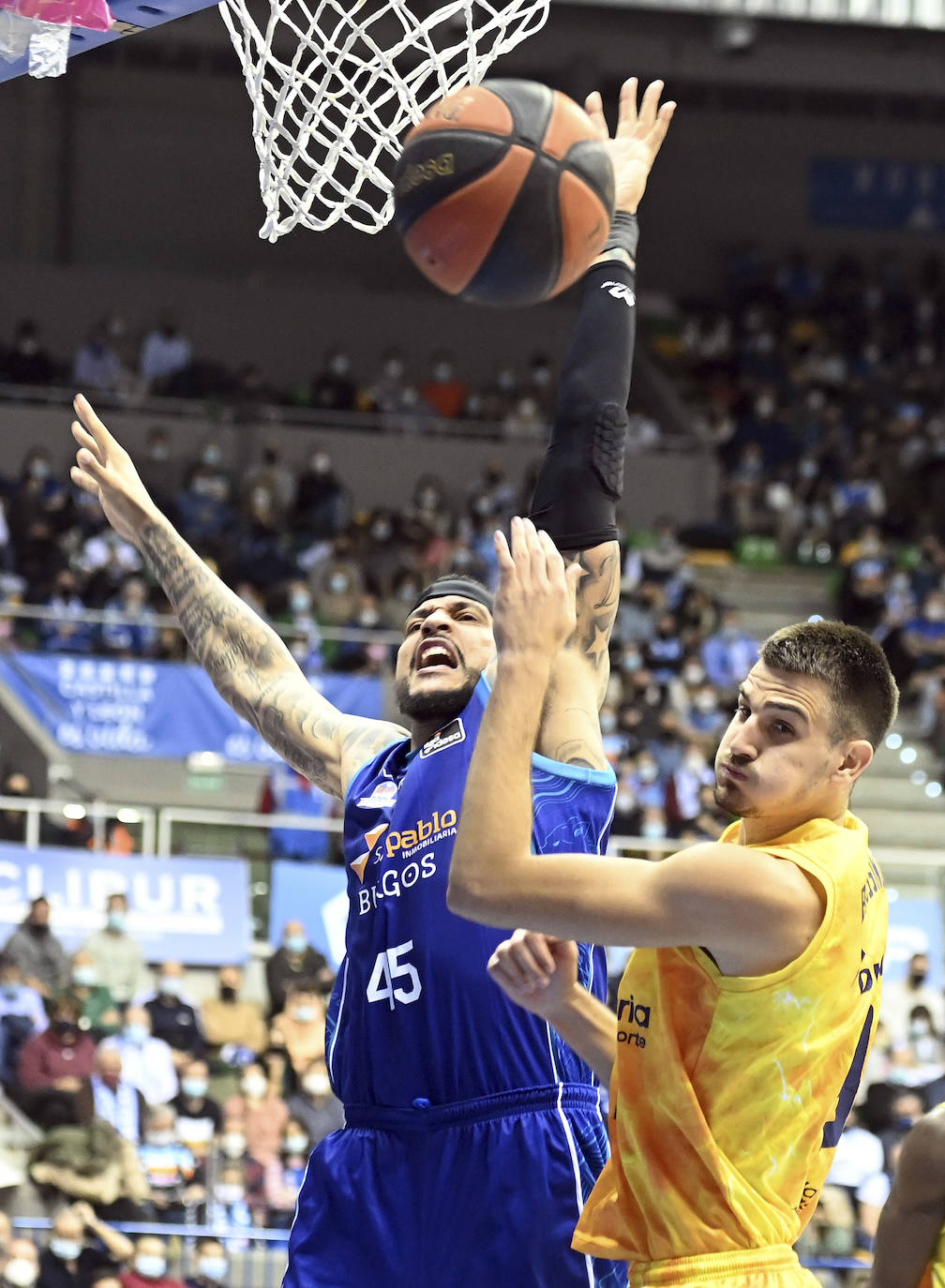 Alex Renfroe progresa ante el marcaje de Slaughter