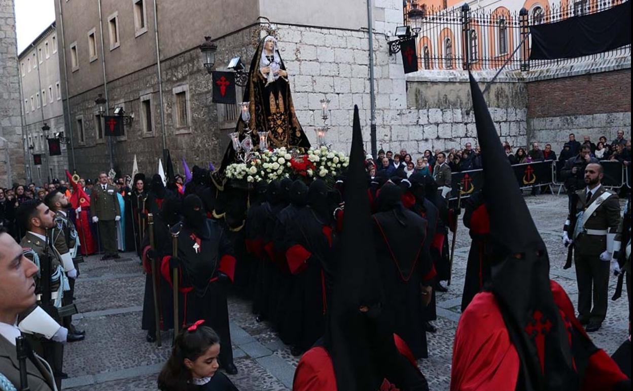 La virgen de La Soledad sale en procesión en Burgos en la tarde de Sábado Santo.