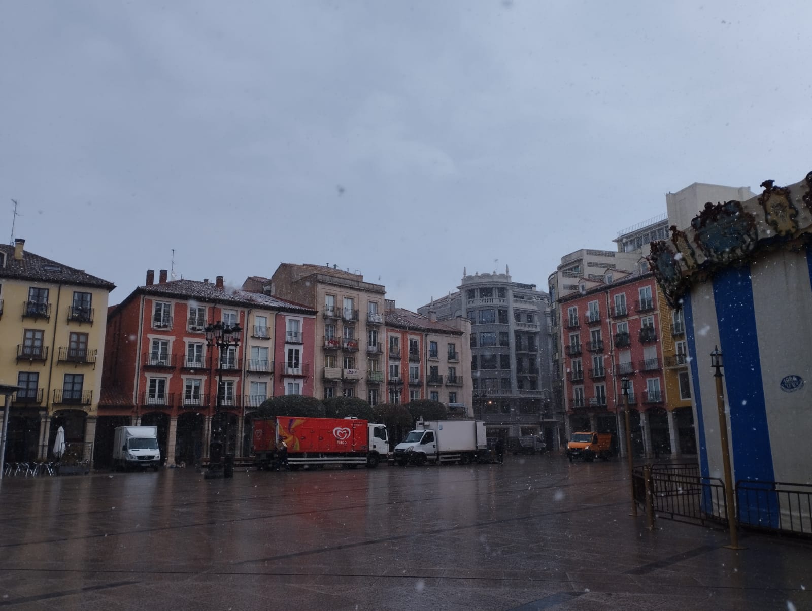 Tímida nevada en el centro de la ciudad.