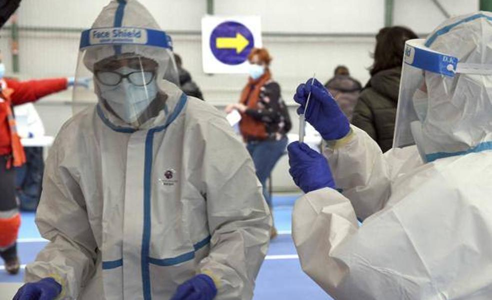 Sanitarios se protegen frente a la covid.