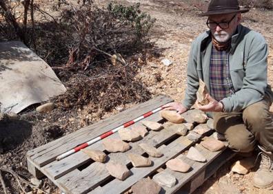 Imagen secundaria 1 - Arriba, inicio de los trabajos arqueológicos en la nueva cata.; abajo, a la izda. Eudald Carbonell analizando las hachas de mano recuperadas en el yacimiento. y a su dcha. Bifaz descubierto durante la campaña de excavación de La Quivilleja de Valparaíso en Hortigüela en la provincia de Burgos. 