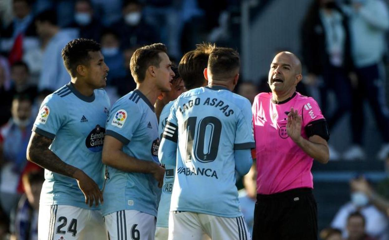 Iago Aspas y sus compañeros protestan al árbitro durante el Celta-Real Madrid. 