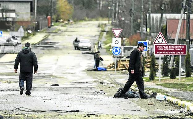 Cadáveres de civiles en las calles de la localidad de Bucha, al norte de Kiev.