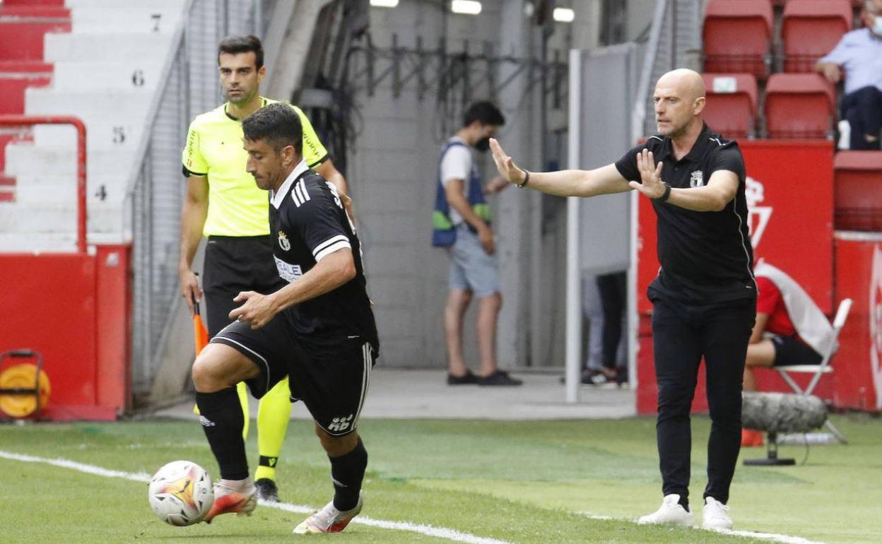 Calero y Saúl Berjón durante el partido de ida, primero del regreso a Segunda del Burgos CF