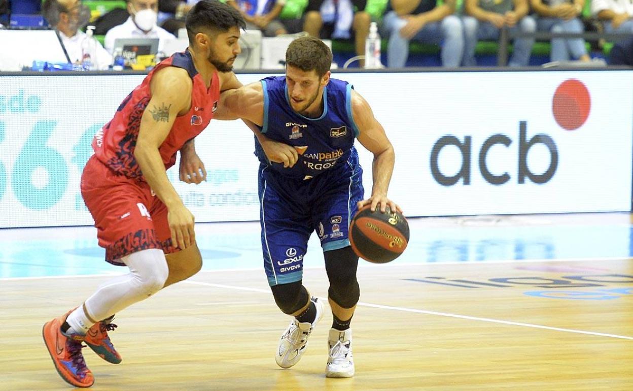 Nikolic, ausente este domingo, intenta zafarse de su defensor en el partido de ida en el Coliseum