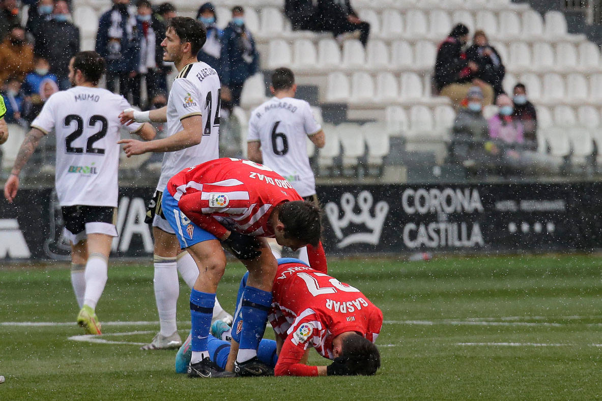 Imágenes del encuentro de la jornada 34 entre el Burgos CF y el Sporting de Gijón disputado en El Plantío