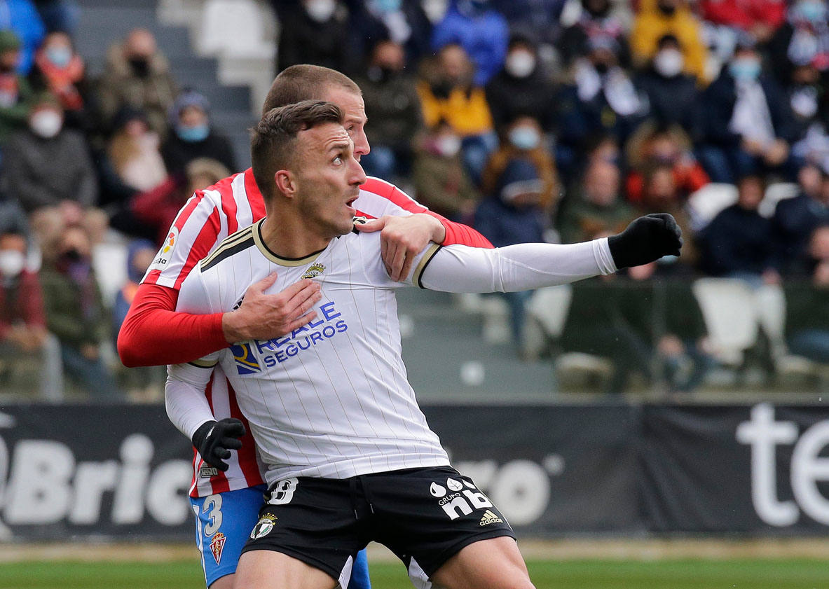 Imágenes del encuentro de la jornada 34 entre el Burgos CF y el Sporting de Gijón disputado en El Plantío