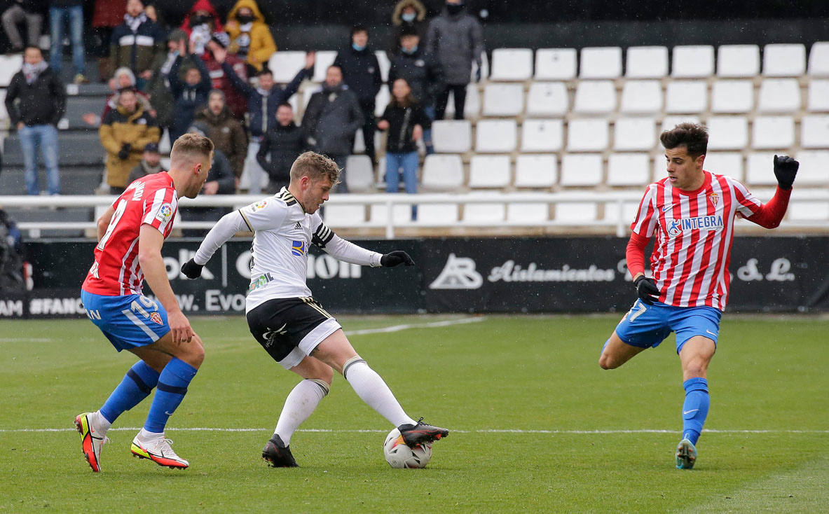 Imágenes del encuentro de la jornada 34 entre el Burgos CF y el Sporting de Gijón disputado en El Plantío