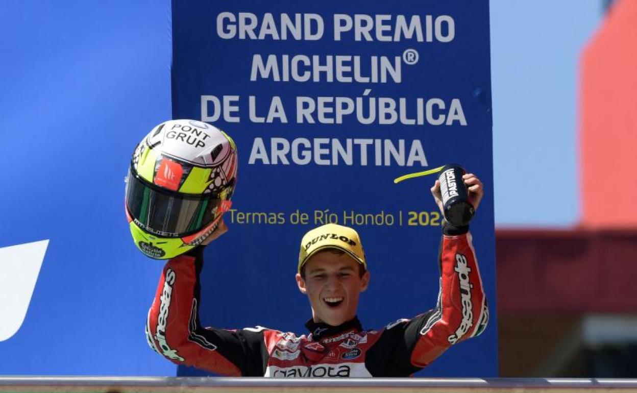 Sergio García celebra su victoria en el circuito de Termas de Río Hondo. 