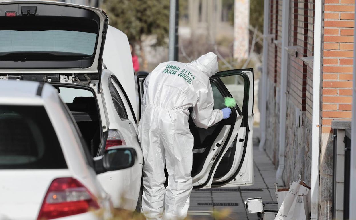 Un vehículo 'procesado' por la Policía Judicial de la Guardia Civil en Traspinedo. 