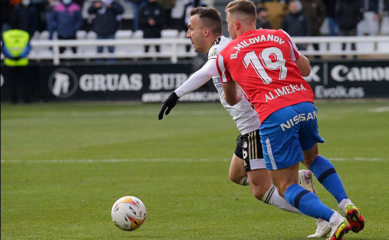 Pablo Valcarce sale de la presión de Milovanov durante el encuentro de este domingo ante el Sporting en el que fue sancionado