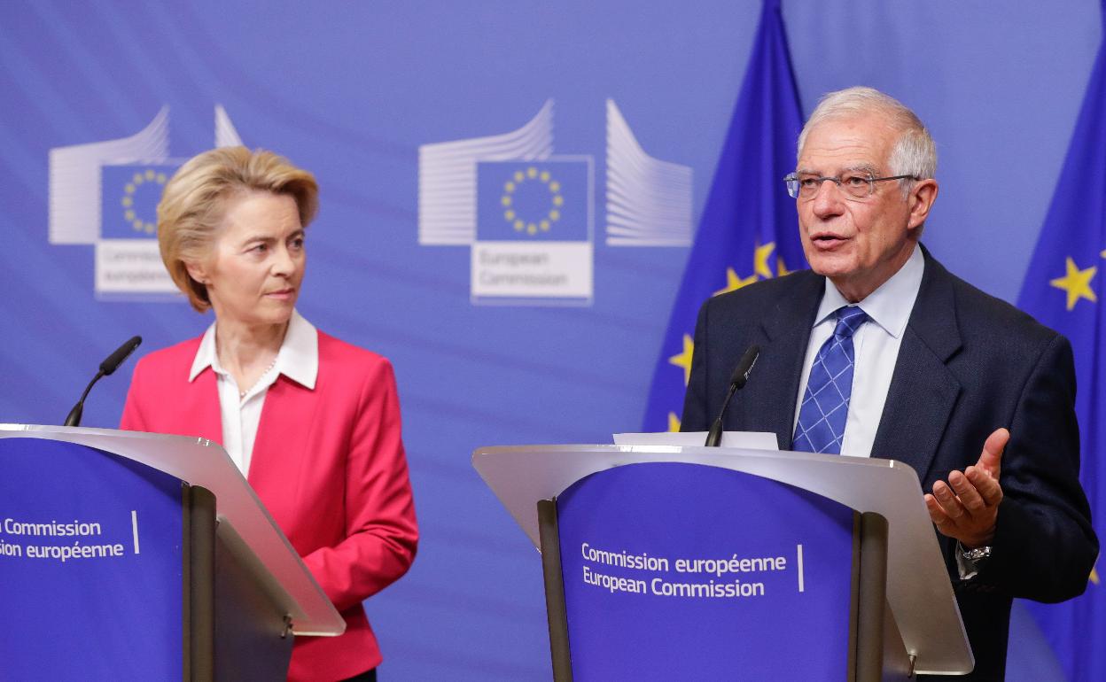 La presidenta de la Comisión Europea, Ursula von der Leyen, y el jefe de la diplomacia europea, Josep Borrell.