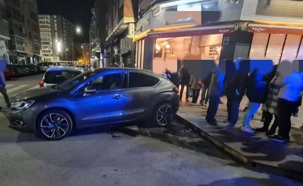 Se empotra contra un coche aparcado y una terraza, se da a la fuga y da positivo en alcoholemia en Burgos