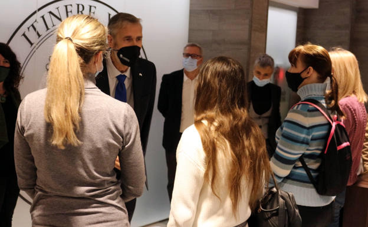 El rector recibe a los estudiantes ucranianos. 