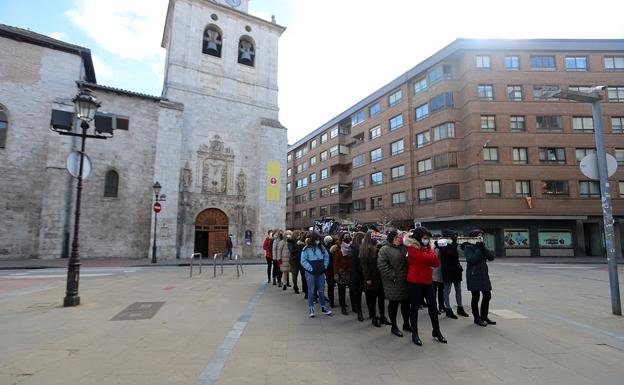 Las cofrades han estado ensayando para portar a la Virgen de las Angustias.