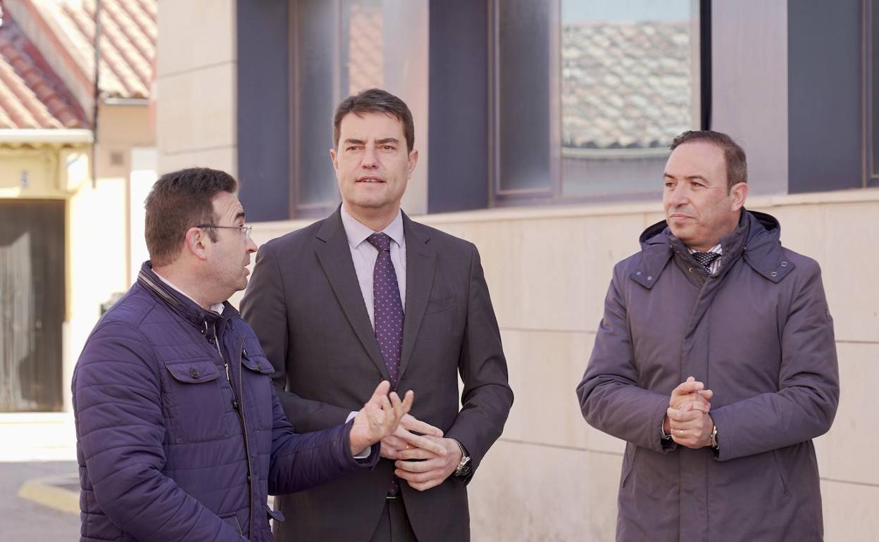 Ángel IBáñez, en el centro, durante su visita de este miércoles a Peñafiel junto al vicepresidente de la Diputación, Víctor Alonso (derecha). 