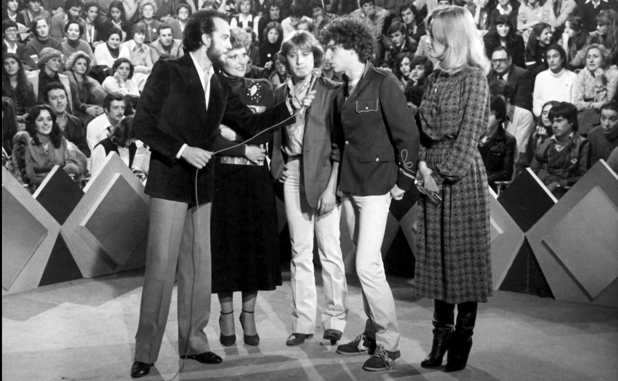 José Luis Fradejas, a la izquierda, presentando a Pecos en el programa 'Aplauso'.