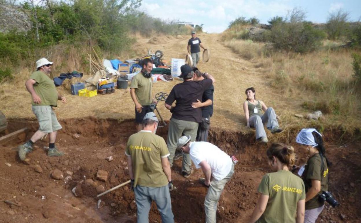 Trabajos para encontrar restos humanos en una fosa de la Guerra Civil.