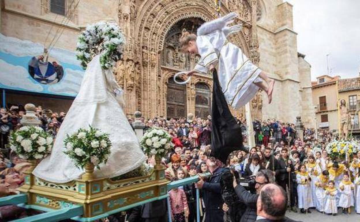 Tradicional Bajada del Ángel de Aranda de Duero el Domingo de Resurrección. 