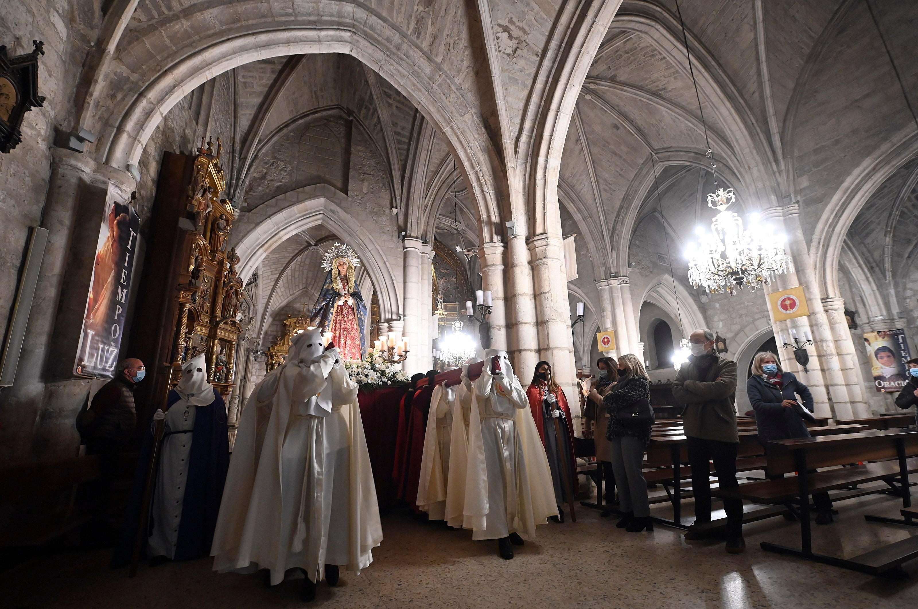 La Virgen de las Angustias saliendo de la iglesia.