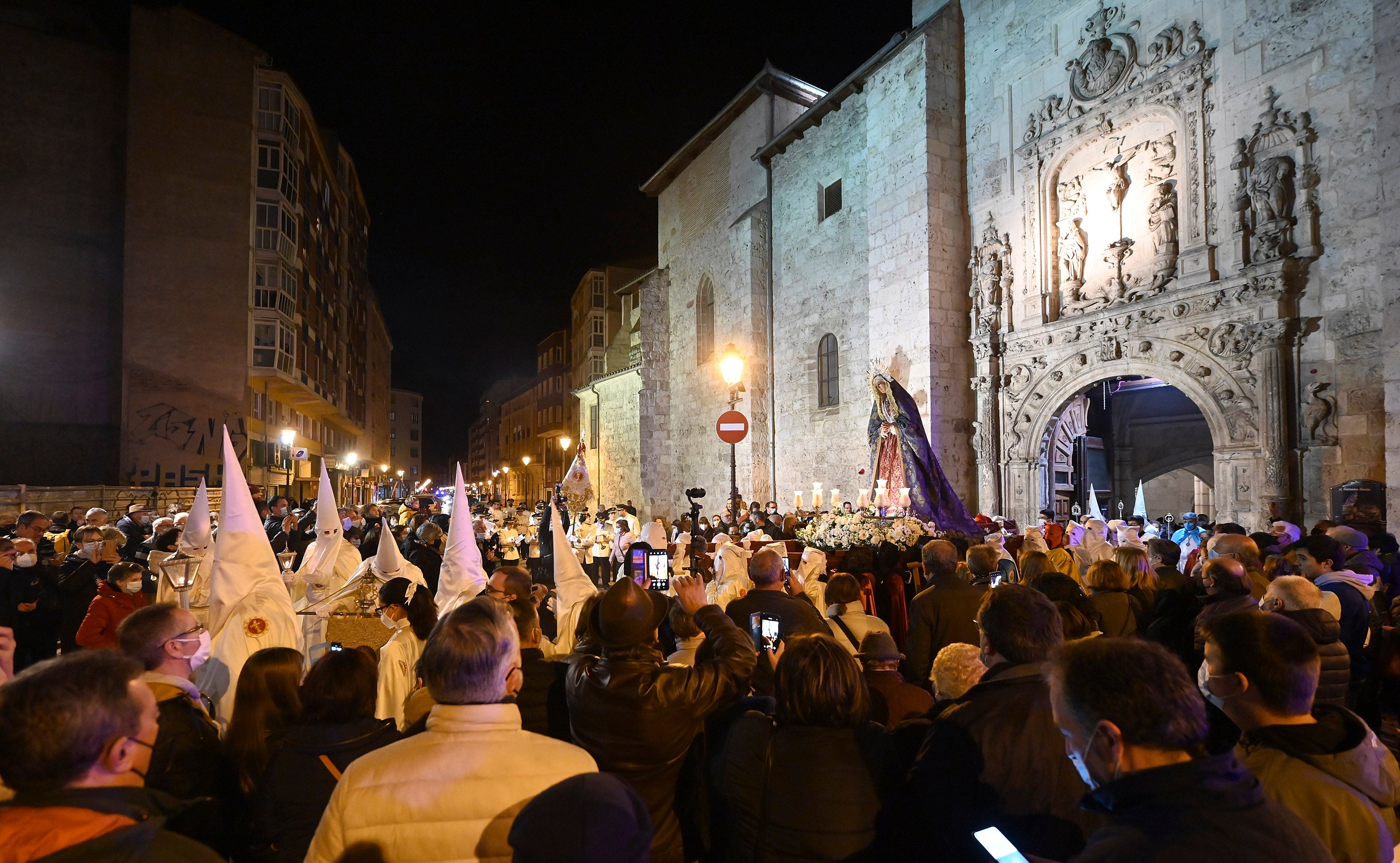 La Virgen de las Angustias saliendo de la iglesia.