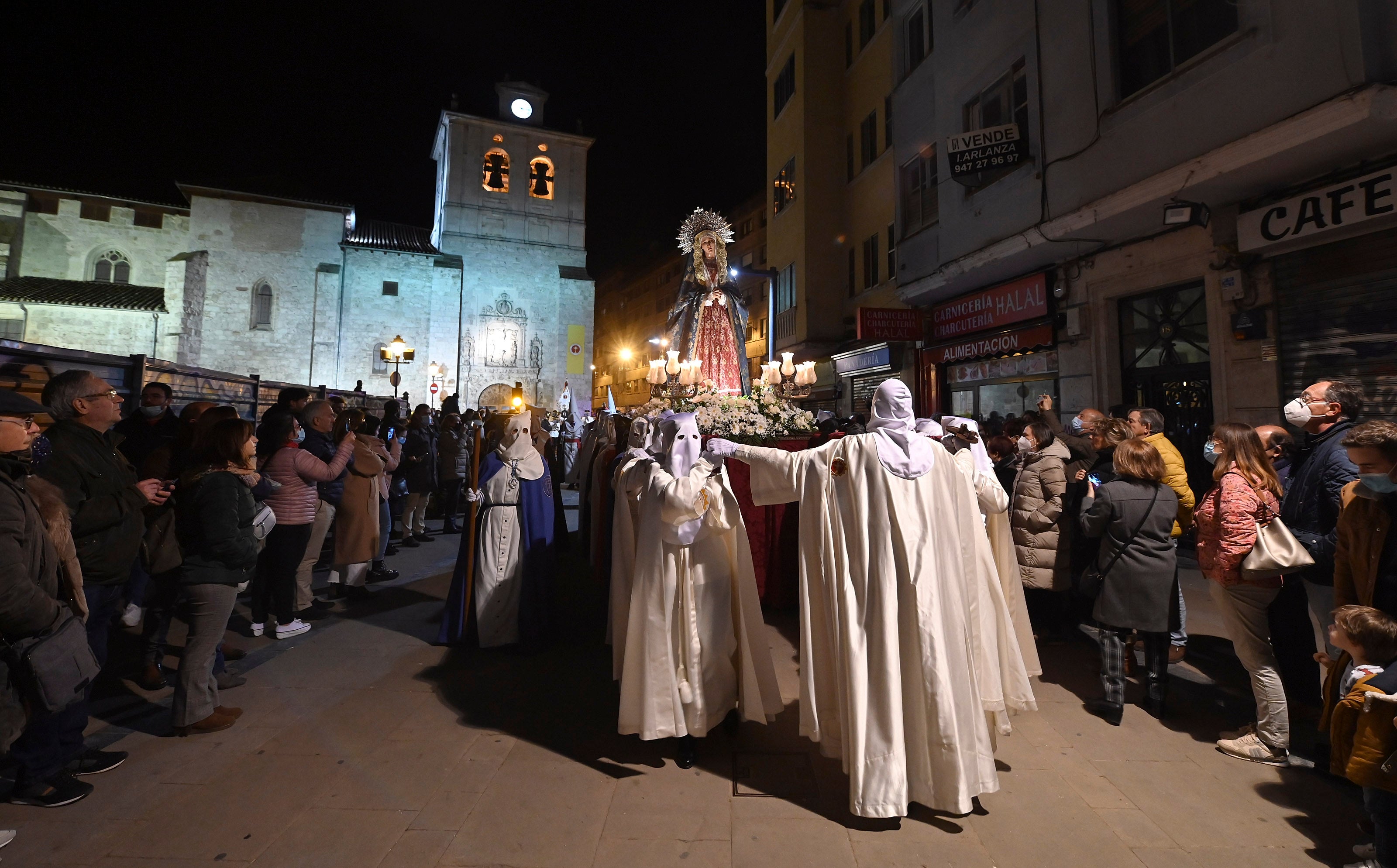 La Virgen de las Angustias saliendo de la iglesia.