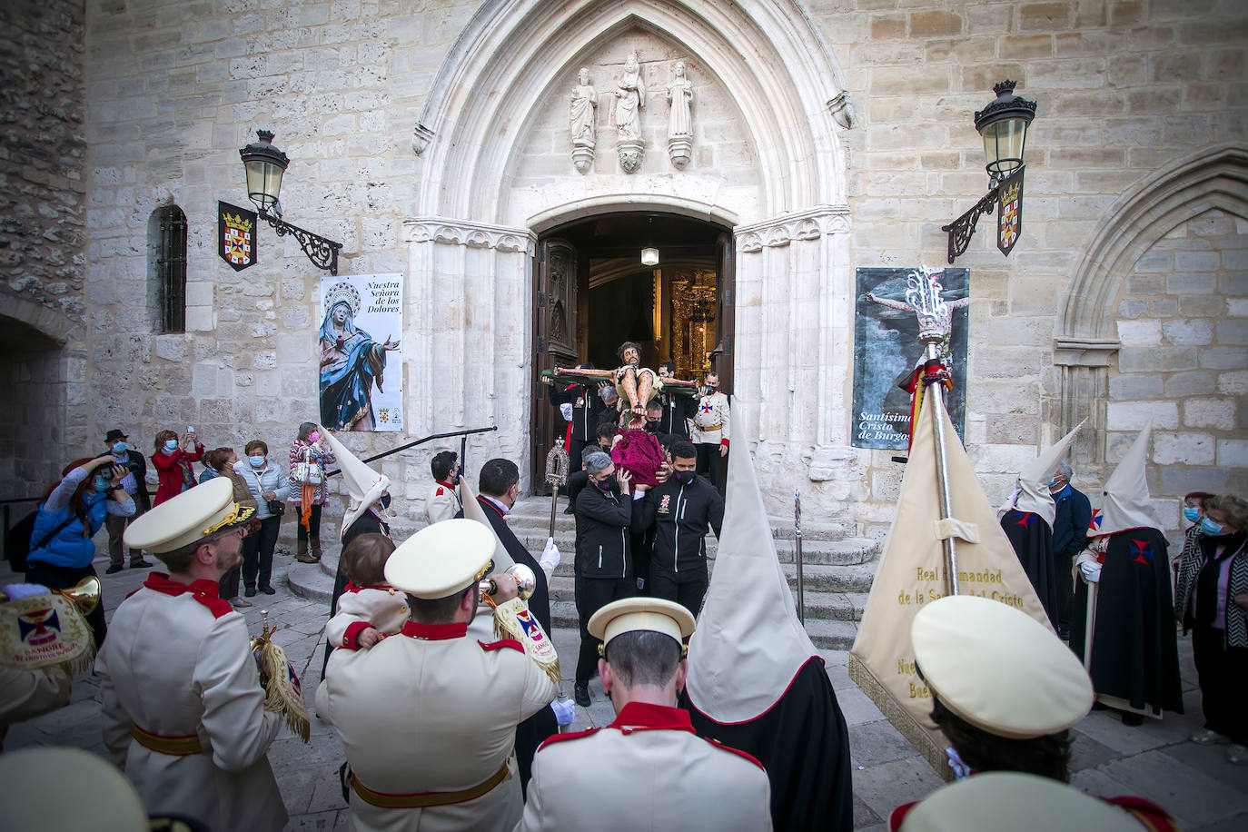 Fotos: El Santísimo Cristo recorre Burgos en vertical