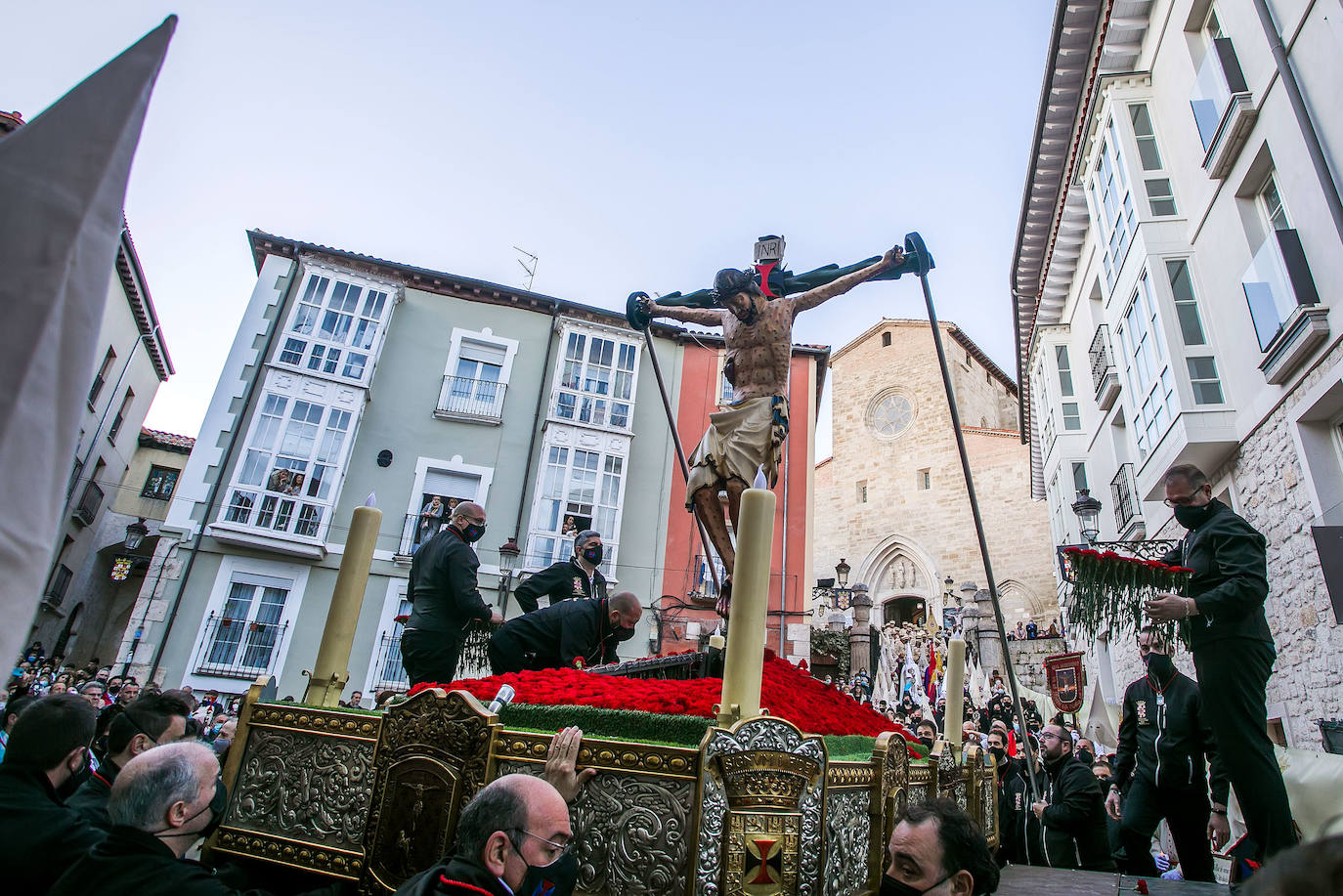 Fotos: El Santísimo Cristo recorre Burgos en vertical