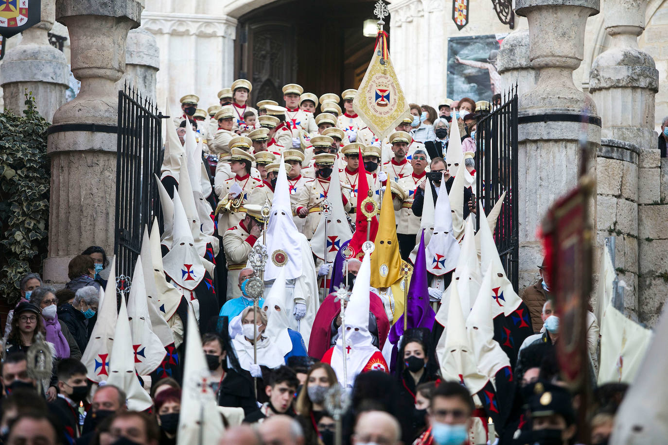 Fotos: El Santísimo Cristo recorre Burgos en vertical