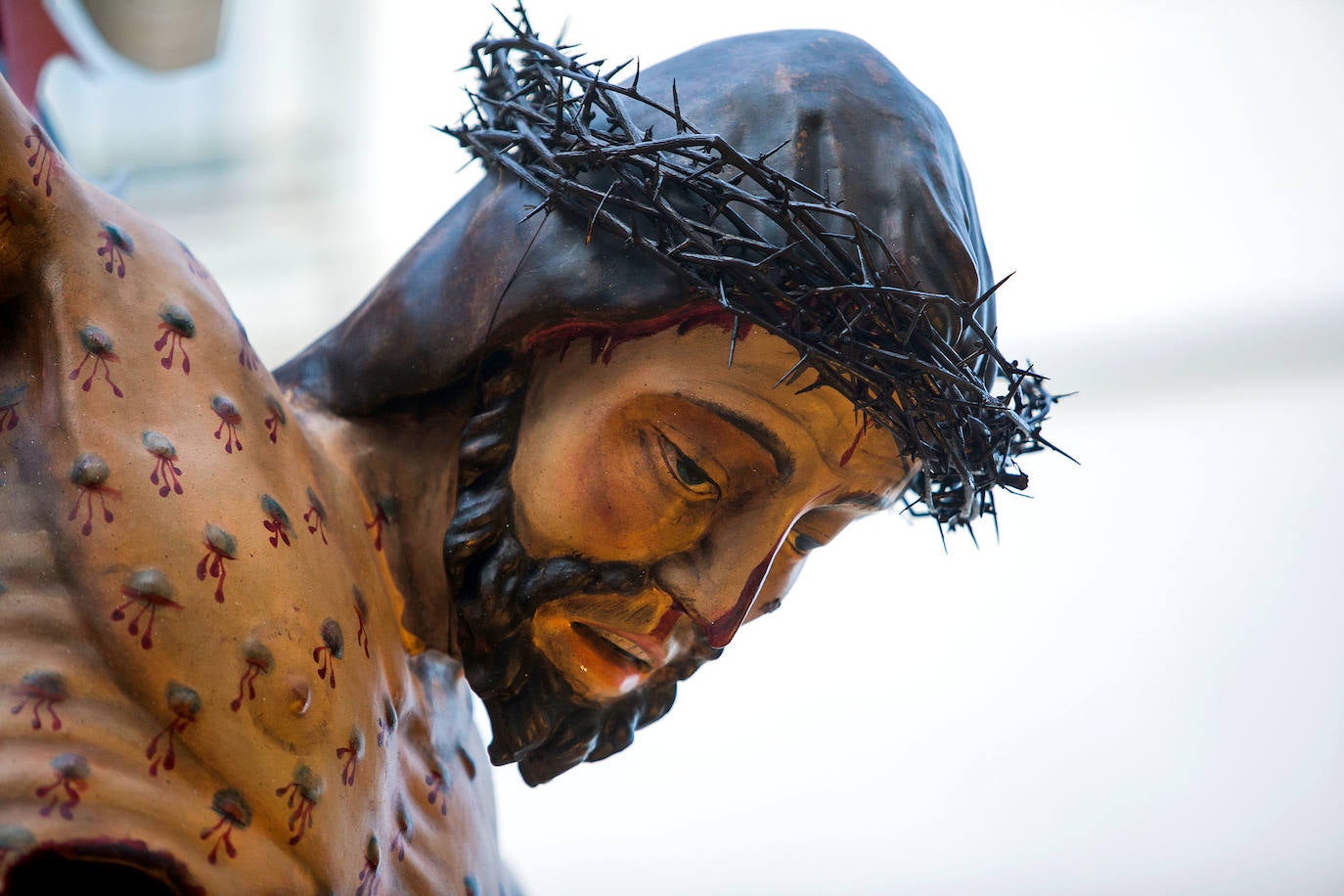 Fotos: El Santísimo Cristo recorre Burgos en vertical