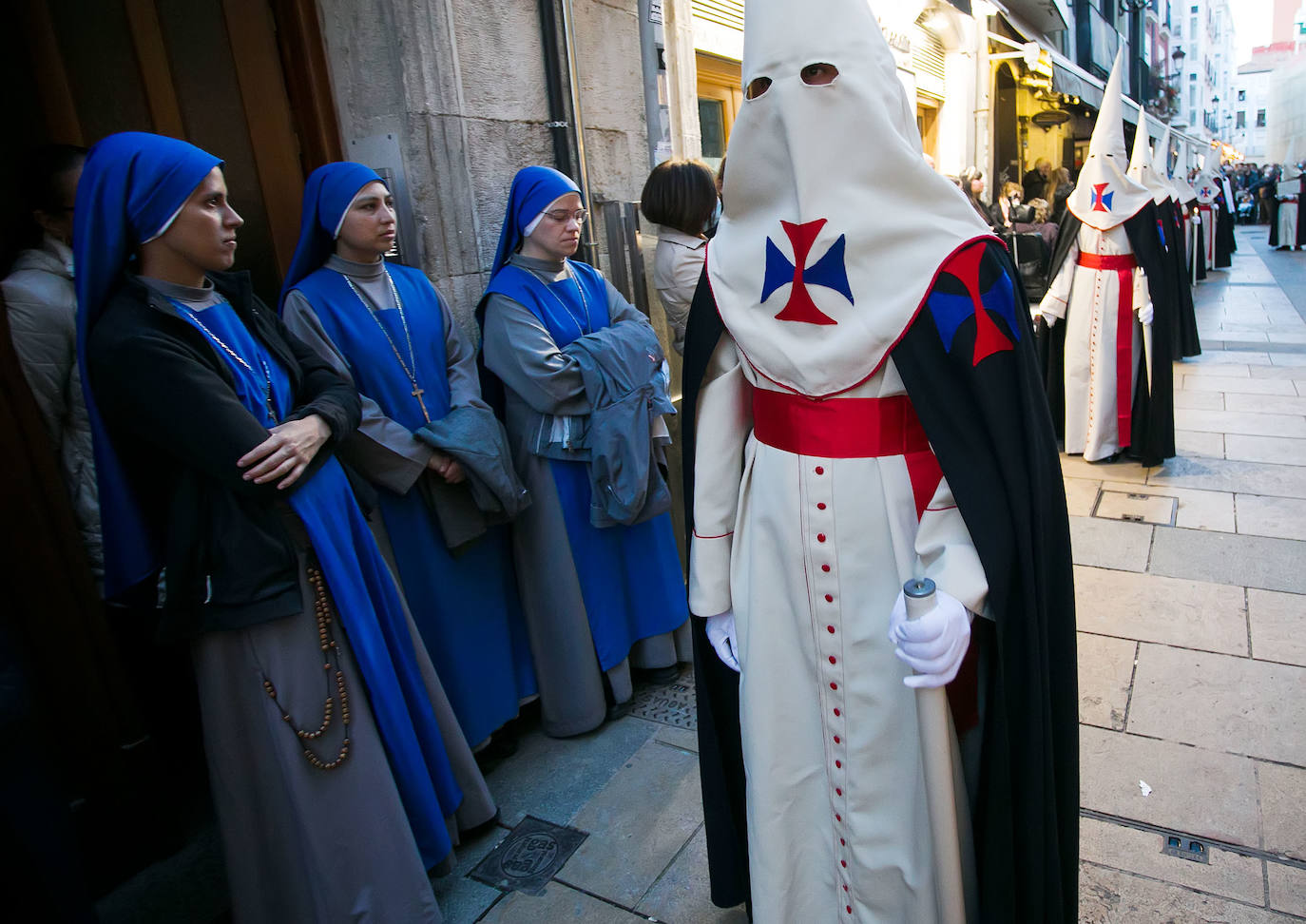 Fotos: El Santísimo Cristo recorre Burgos en vertical