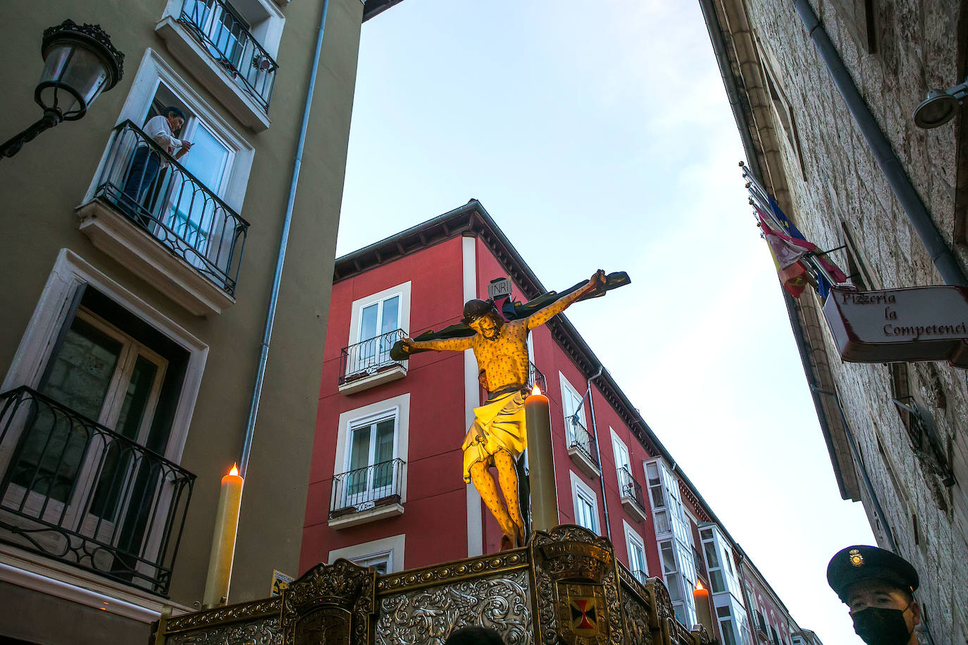 Fotos: El Santísimo Cristo recorre Burgos en vertical