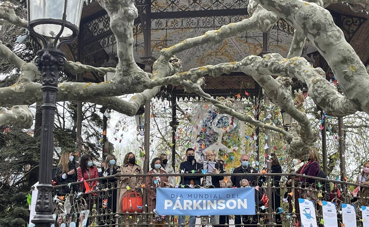 Acto en el templete de la música del Paseo del Espolón en el Día Mundial del Parkinson. 