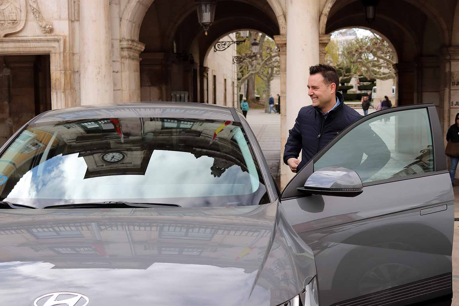 Fotos: El Ayuntamiento de Burgos estrena coches eléctricos