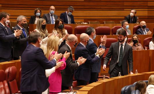 Juan García-Gallardo regresa a su sitio aplaudido por sus compañeros. David Hierro y Carlos Menéndez son los primeros de la fila, en pie. 