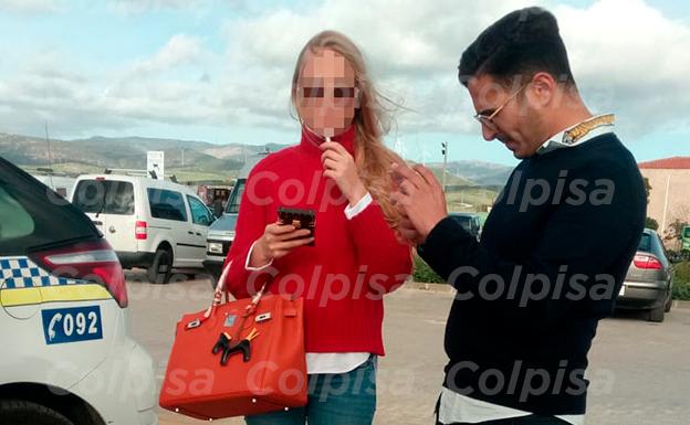 Imagen principal - Arriba. El falsificador Simon Leviev y su pareja en las dependencias de la Policía Local de Tarifa el 30 de enero de 2019; debajo, el Maserati varado en el arenal de la playa.