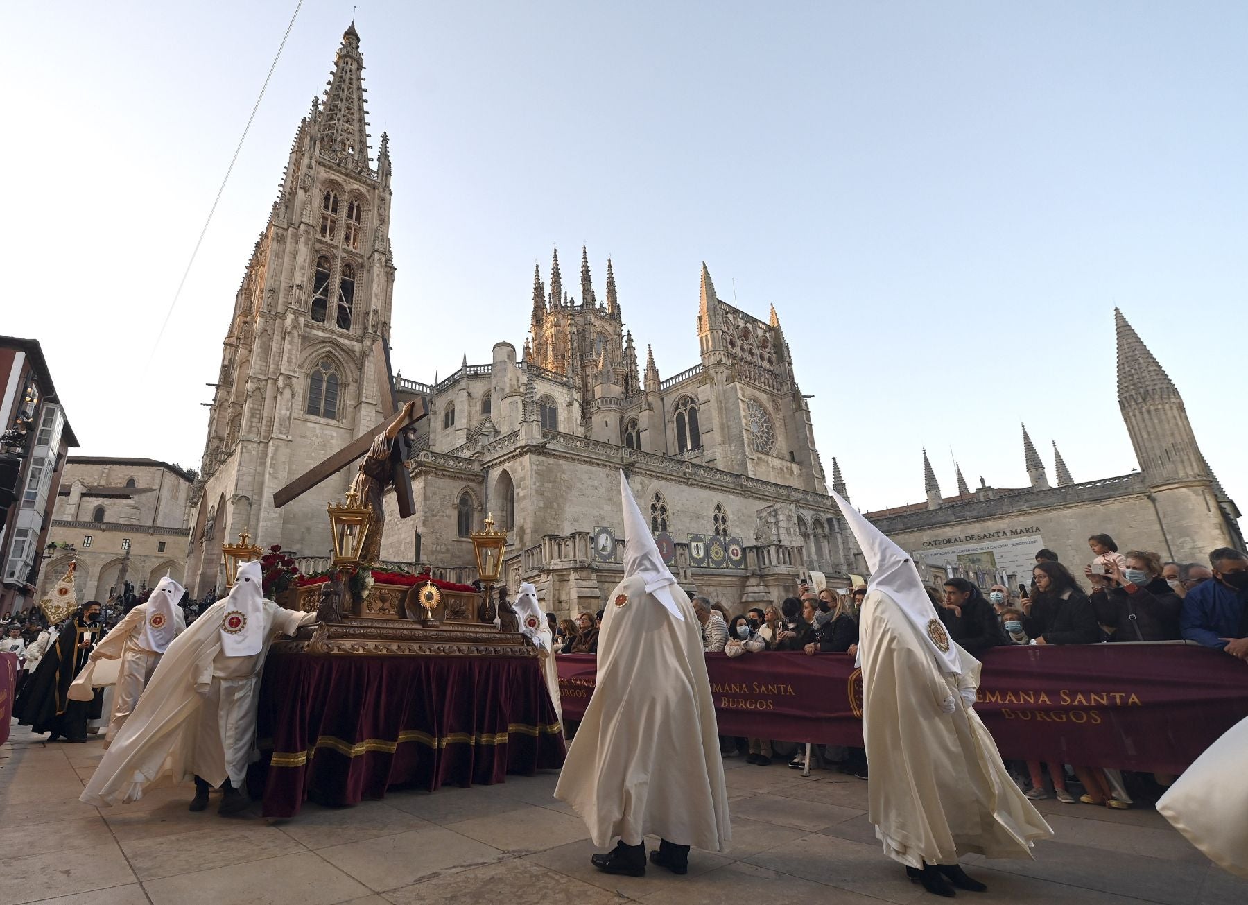 Fotos: Miles de burgaleses asisten al Santo Entierro