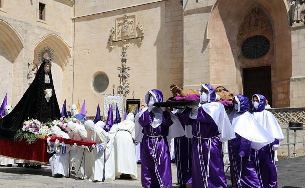 Galería. La Virgen de la Consolación recibe el cuerpo inerte de su hijo tras el Desenclavo