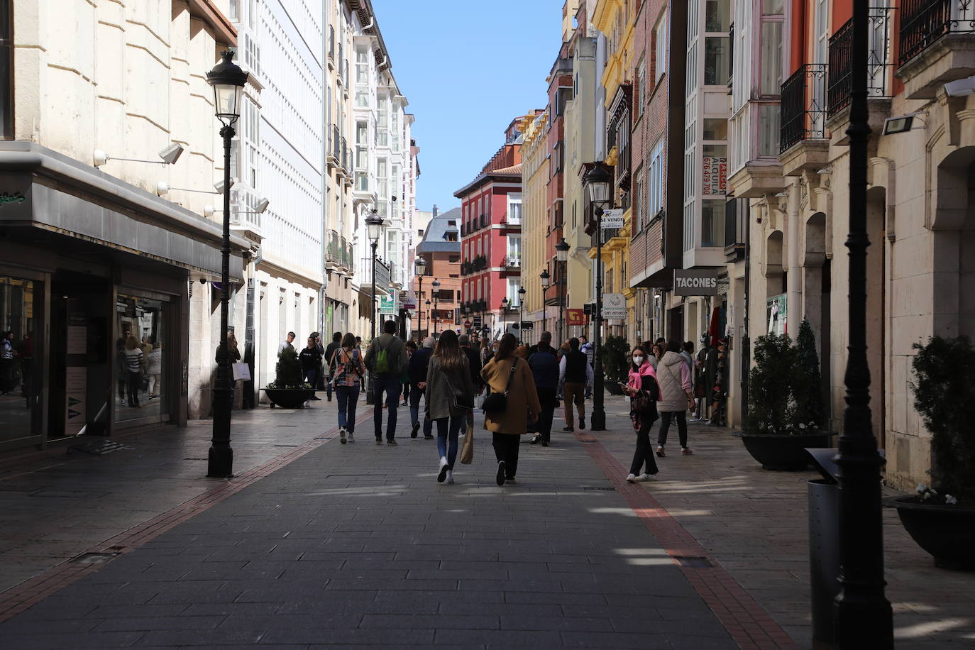 Burgaleses y turistas han disfrutado del sol y las terrazas este sábado en Burgos